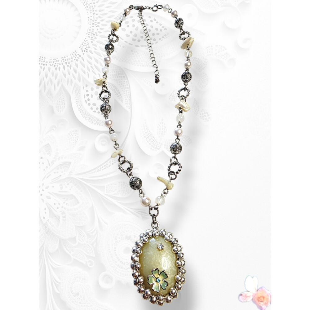 Vintage Signed Avon SP Ivory Cabochon Pendant Necklace Silver Tone Floral